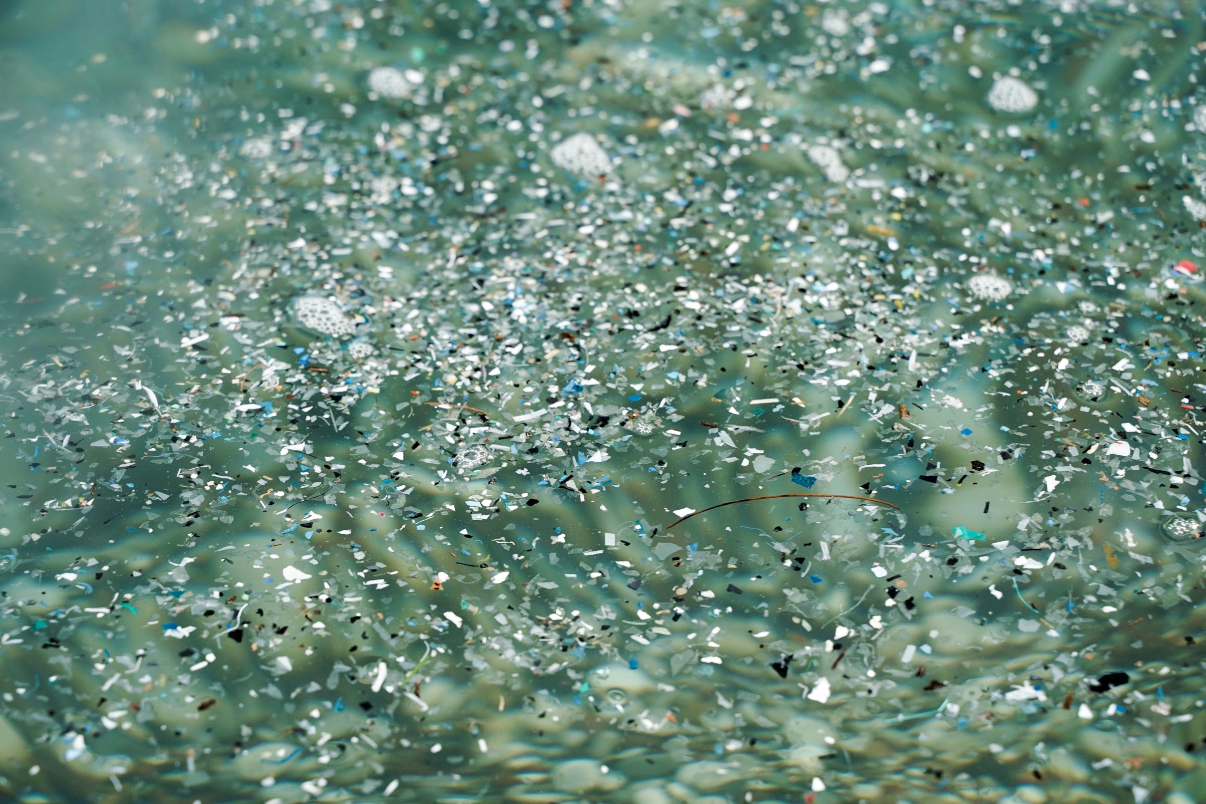 Mikroplastikverschmutzung im Wasser