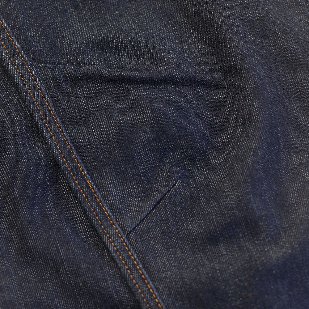 Pinces aux genoux pour une forme de jambe naturelle – parce que les jeans rigides, c’est la plaie.