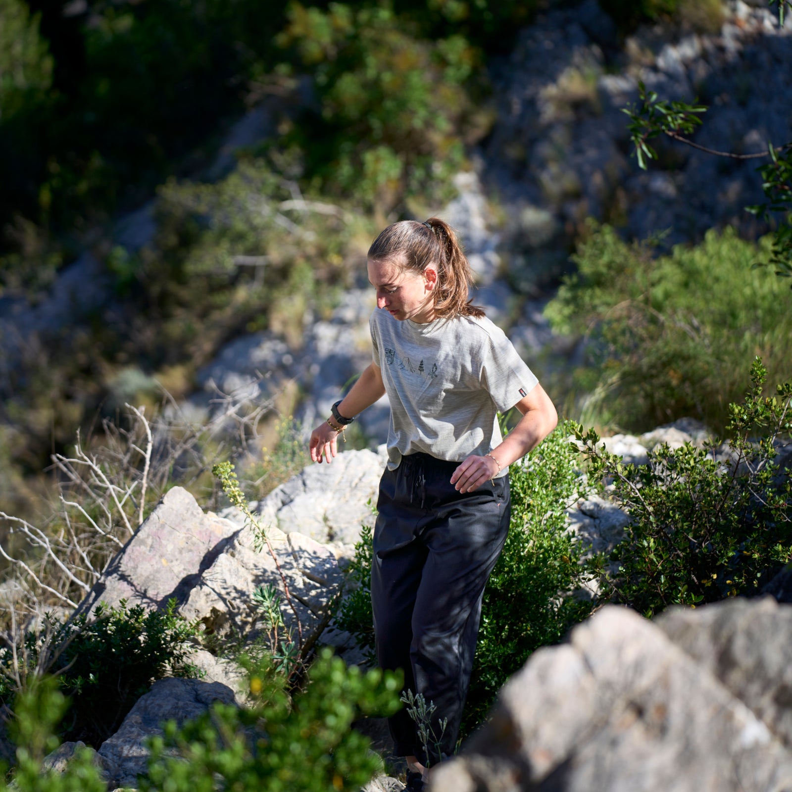 Lifestyle – relaxed tee worn casually