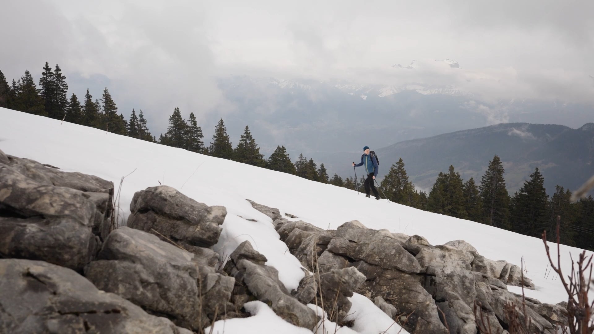 Person beim Wandern auf einem verschneiten Berg