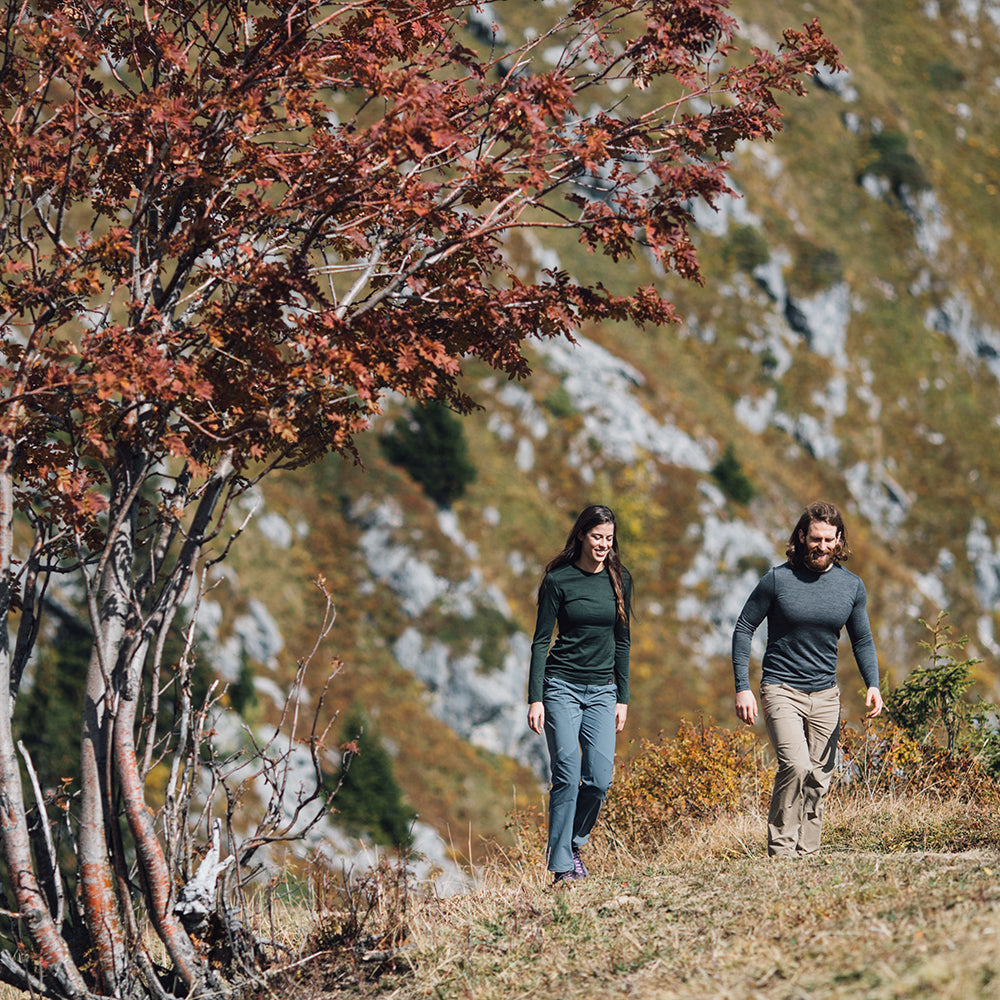 Isobaa | Mens Merino 180 Long Sleeve Crew (Smoke) | Get outdoors with the ultimate Merino wool long-sleeve top. | Model: Craig